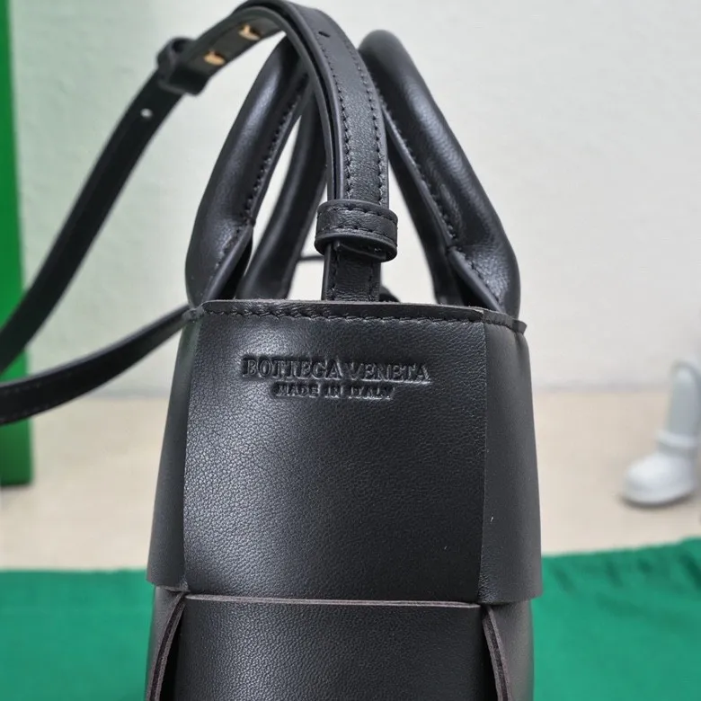 Batch 1420 BV Candy Arco super mini tote bag. The size of a mobile phone 😋 can only hold cuteness 🥰 I have always been fond of tote bags because it has no complicated design, is simple and neat, and can be easily matched with daily clothes. Key points, key points! It is equipped with a detachable shoulder strap, so you can match your different looks. It is full of texture. Size: 20*7*13 Style number: 9895#